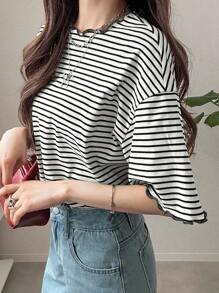 FRIFUL Áo thun nữ tay ngắn dáng rộng kẻ sọc phối màu tương phản, viền bèo lượn sóng, thích hợp mặc mùa hè, áo kẻ sọc thời trang Hàn Quốc, áo kẻ sọc dễ thương, áo kẻ sọc đen trắng. - màu đen - Xem 4
