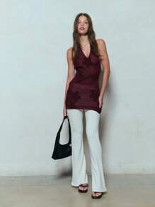 SHEIN Unity Robe ajustée et sans dos avec des fleurs en tricot texturé, créant une sensation romantique et artisanale. Une interprétation fraîche de Juneteenth, elle est parfaite pour danser