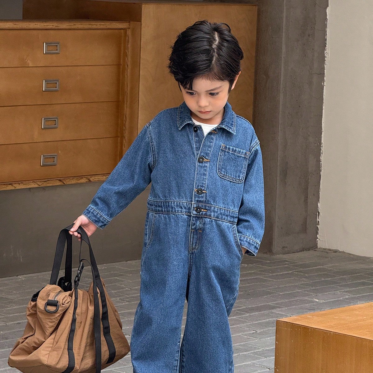 Mono de mezclilla azul para niño pequeño