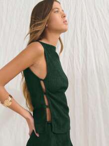 Nöista Áo không tay ôm sát, vải dệt kim co giãn mịn, cổ thuyền; chi tiết cắt xẻ bên hông; thiết kế nhẹ và thoáng khí; lý tưởng cho phụ nữ mặc đi biển, đi sân bay và mặc trong lễ kỷ niệm Pride thường ngày; trang phục thiết yếu đa năng cho mùa hè. - Màu xanh lá cây đậm - Xem 1