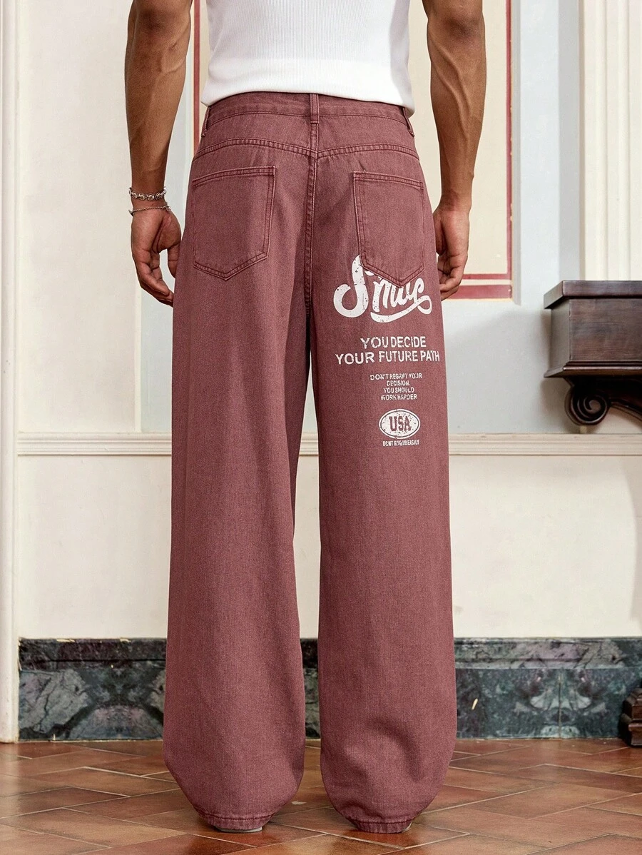 SWAVVY Quần Jeans Denim In Khẩu Hiệu Thường Ngày Cho Nam - Màu Đỏ Sâu - Xem 1