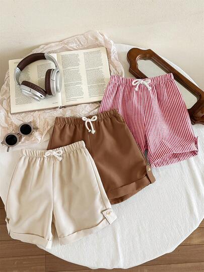 SHEIN 3件套男童休闲百搭条纹舒适纯色弹力腰短裤套装，适合生日派对、聚会、演出、婚礼、洗礼、返校、日常、学校、旅行、运动、春夏季节穿着。三件套短裤套装