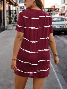 SHEIN LUNE 抽象线条 V 领休闲舒适扭曲喇叭下摆设计加大码短袖连衣裙波西米亚牛仔装老钱节波西米亚西部服饰女士嬉皮夏季波西米亚老钱夏季女士服装春假狂欢装节日春假装 - 紅白色 - 查看 2