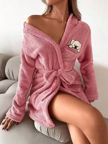 RueChic 卡通刺繡連帽腰帶法蘭絨長袍 - 粉色 - 查看 4