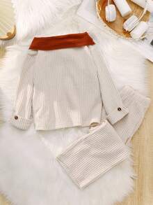 SHEIN Playful Pals Conjunto de 3 piezas para niña joven con camiseta de manga larga texturizada, pantalones y bufanda, estilo campestre, a juego familiar para otoño, casual, vacaciones, Halloween, Navidad y otoño - Caqui - Ver 2