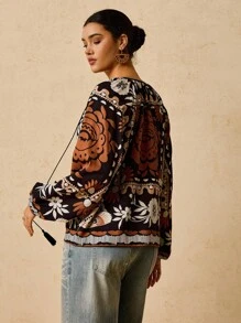 Travachic Áo sơ mi dài tay in họa tiết cây nhiệt đới màu đen cỡ lớn dành cho nữ, cổ chữ V, tua rua, dây rút - màu đen - Xem 2