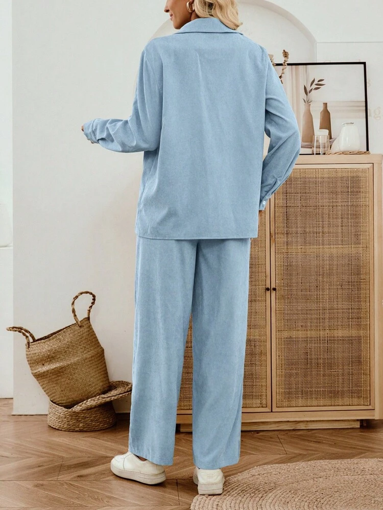 Ensemble 2 pièces femme, chemise à manches longues à poche et pantalon, couleur unie, style décontracté, bleu clair. Ensemble 2 pièces femme, tenue de détente. Ensemble 2 pièces femme en velours côtelé, vêtements d'automne pour femmes, ensembles de détente pour femmes