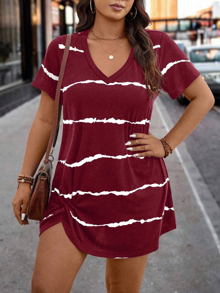 SHEIN LUNE 抽象线条 V 领休闲舒适扭曲喇叭下摆设计加大码短袖连衣裙波西米亚牛仔装老钱节波西米亚西部服饰女士嬉皮夏季波西米亚老钱夏季女士服装春假狂欢装节日春假装 - 紅白色 - 查看 1