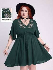 ROMWE Plus Size Gothic Hippie Vacation Style Black Star & Moon Plant Snake Skin Embroidery Dress - Dark Green - View 1
