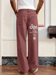 SWAVVY Quần Jeans Denim In Khẩu Hiệu Thường Ngày Cho Nam - Màu Đỏ Sâu - Xem 2