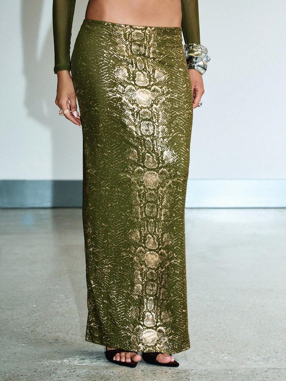 Ensemble jupe longue moulante imprimé serpent pour soirée. Jupe de mode formelle de collection automne-hiver métallique