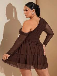 SHEIN BAE 大码优雅甜美性感女式黑色网眼不对称斜肩长袖荷叶边下摆迷你连衣裙，仙女核心连衣裙，适合情人节、夏季、生日、大码正式派对 - 咖啡棕 - 查看 2