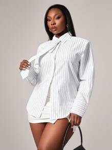 Radiana 女士时尚优雅白色条纹衬衫，配同色领带，腰部可调节，复古风格，适合日常穿着、通勤、商务、办公、都市、度假等场合。这款衬衫是女士办公室条纹衬衫、商务休闲女式衬衫、优雅办公室衬衫、条纹衬衫和蝴蝶结衬衫的理想之选。 - 彩色 - 查看 9