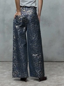 TypaGal 这款阔腿裤饰有醒目的蓝金豹纹，闪耀夺目。金属质感使其成为2YK女性秋季造型的梦想之选——大胆前卫，否则就回家。 - 彩色 - 查看 2