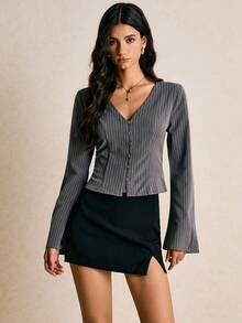 Poéselle Áo cánh cổ chữ V cài nút phía trước kẻ sọc xám có tay loe, áo crop top công sở thời trang, áo cánh kẻ sọc, áo tay chuông, công sở thời trang, áo crop top may đo, phong cách sang trọng, áo công sở bó sát, trang phục công sở tối giản, áo sơ mi nữ tay dài in họa tiết sọc, áo công sở nữ, áo cổ chữ V kẻ sọc dành cho nữ, áo cánh thanh lịch dành cho nữ - Xám - Xem 4