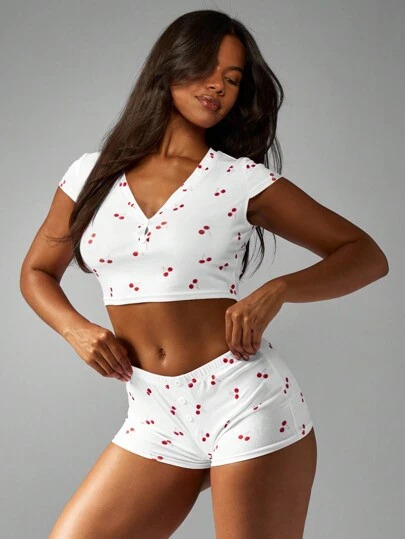 MISSGUIDED Damen Kirschprint Sommer Pyjama Set, gerippter Schlafanzug mit V-Ausschnitt, Crop Top, Knopfleiste, Shorts, gemütliche Loungewear, Nachtwäsche, lässige Homewear