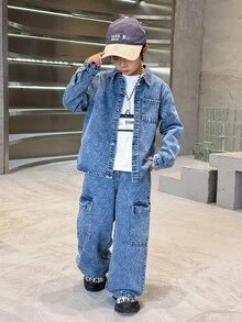 SHEIN 两件套男童时尚休闲Y2K复古酷炫街头返校学院风基础款简约舒适蓝色牛仔休闲长衬衫搭配舒适宽松牛仔裤，两件套童装，适合男童日常穿着，柔软舒适，也适合儿童秋冬季派对、节日和居家穿着，街头风校服，儿童牛仔套装，两件套牛仔套装，男童 - 藍色 - 查看 4