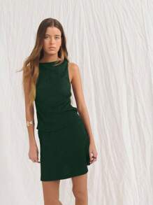 Nöista Áo không tay ôm sát, vải dệt kim co giãn mịn, cổ thuyền; chi tiết cắt xẻ bên hông; thiết kế nhẹ và thoáng khí; lý tưởng cho phụ nữ mặc đi biển, đi sân bay và mặc trong lễ kỷ niệm Pride thường ngày; trang phục thiết yếu đa năng cho mùa hè. - Màu xanh lá cây đậm - Xem 3