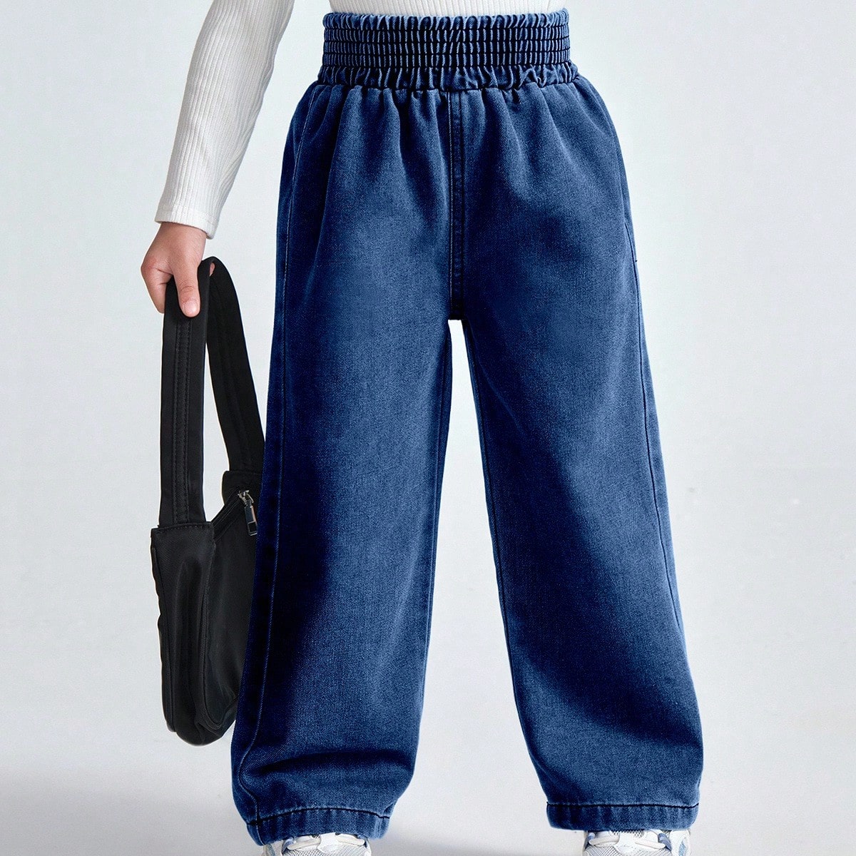 Jeans de campana ajustados con bolsillo trasero y estampado floral minimalista para niñas