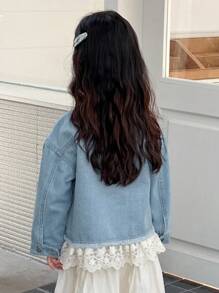 Dazy Kids 女童牛仔夹克，带领子、蝴蝶结装饰和蕾丝下摆拼接，秋季外套 - 淺色水洗藍 - 查看 4