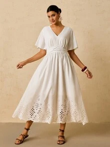 SHEIN VCAY 大码女式白色棉质刺绣连衣裙，V 领短袖腰 A 字连衣裙，浪漫约会连衣裙波西米亚风白色中长连衣裙白色孔眼连衣裙白色 V 领连衣裙女式白色连衣裙刺绣白色连衣裙秋季服装婚礼宾客礼服仙女连衣裙女式秋季连衣裙波西米亚风女装全白派对服装女式曲线婚礼宾客礼服 - 白色 - 查看 4
