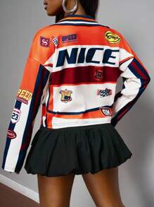 Slaydiva 2025 Nouvelle veste de moto style collège décontractée d'automne précoce style rétro. Imprimé numérique 23 logo slogan. Motif patchwork orange abricot bleu marine. Col polo, fermeture éclair métallique centrale, épaules tombantes, manches longues, coupe ample. Veste de moto femme - B