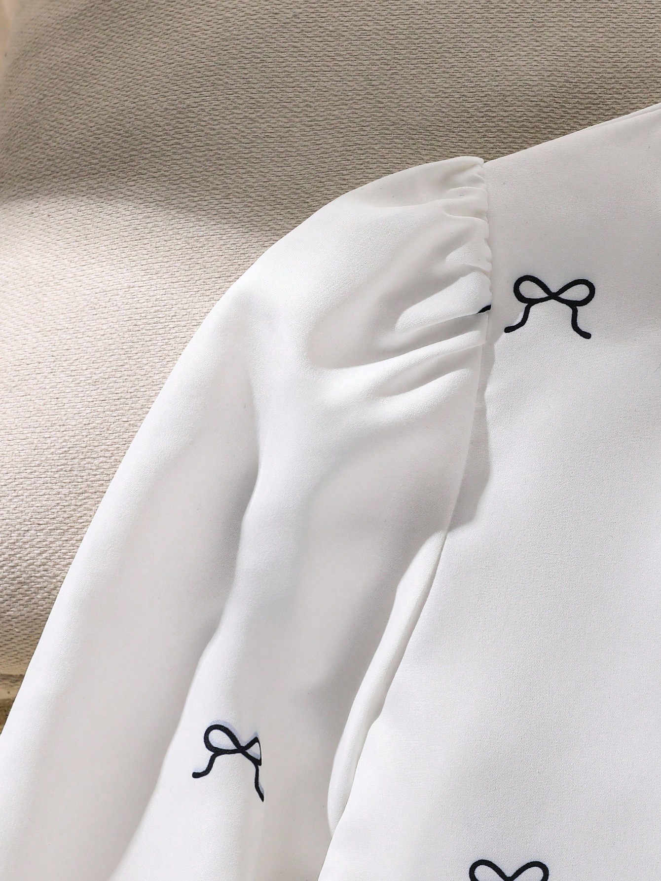 SHEIN بلوزة بنات بطبعة فراشة، قاعدة بيضاء، كاجوال...