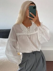 Livesso Blusa de manga larga con empalmado de encaje y lazo delantero, estilo bohemio para vacaciones de verano - Blanco - Ver 6