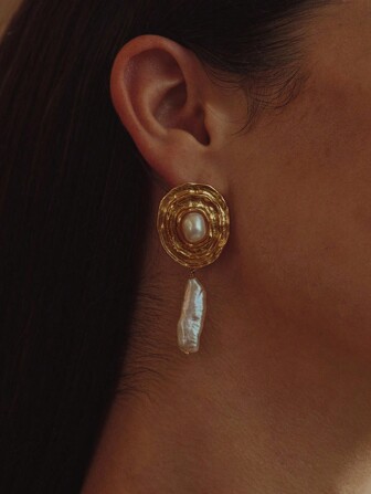 Opalesca 1 par de pendientes de aro asimétricos de perla/nácar con textura, de metal/sensación metálica chapados en oro de 18K, elegantes, lindos, de lujo para fiesta, casual, trabajo, boda, vacaciones, campamento, Y2K/para mamá/mujer/niña/otoño/invierno/festival/vacaciones/dinero antiguo/Halloween
