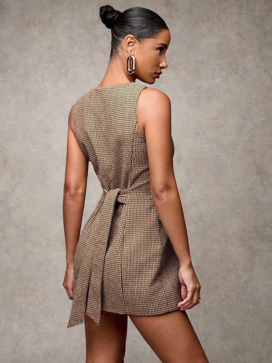 SHEIN x Lina SHEIN BAE Vestido casual corto de lana a cuadros cómodo para mujer con cuello redondo, sin mangas y con botones delanteros, adecuado para la oficina, formal y uso diario en otoño e invierno - Marrón - Ver 1