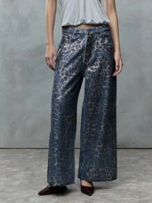 TypaGal 这款阔腿裤饰有醒目的蓝金豹纹，闪耀夺目。金属质感使其成为2YK女性秋季造型的梦想之选——大胆前卫，否则就回家。 - 彩色 - 查看 3