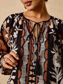 Travachic Áo sơ mi dài tay in họa tiết cây nhiệt đới màu đen cỡ lớn dành cho nữ, cổ chữ V, tua rua, dây rút - màu đen - Xem 6