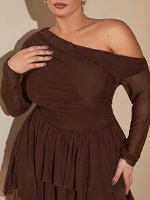 SHEIN BAE 大码优雅甜美性感女式黑色网眼不对称斜肩长袖荷叶边下摆迷你连衣裙，仙女核心连衣裙，适合情人节、夏季、生日、大码正式派对 - 咖啡棕 - 查看 3