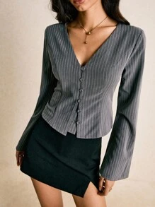 Poéselle Áo cánh cổ chữ V cài nút phía trước kẻ sọc xám có tay loe, áo crop top công sở thời trang, áo cánh kẻ sọc, áo tay chuông, công sở thời trang, áo crop top may đo, phong cách sang trọng, áo công sở bó sát, trang phục công sở tối giản, áo sơ mi nữ tay dài in họa tiết sọc, áo công sở nữ, áo cổ chữ V kẻ sọc dành cho nữ, áo cánh thanh lịch dành cho nữ - Xám - Xem 3