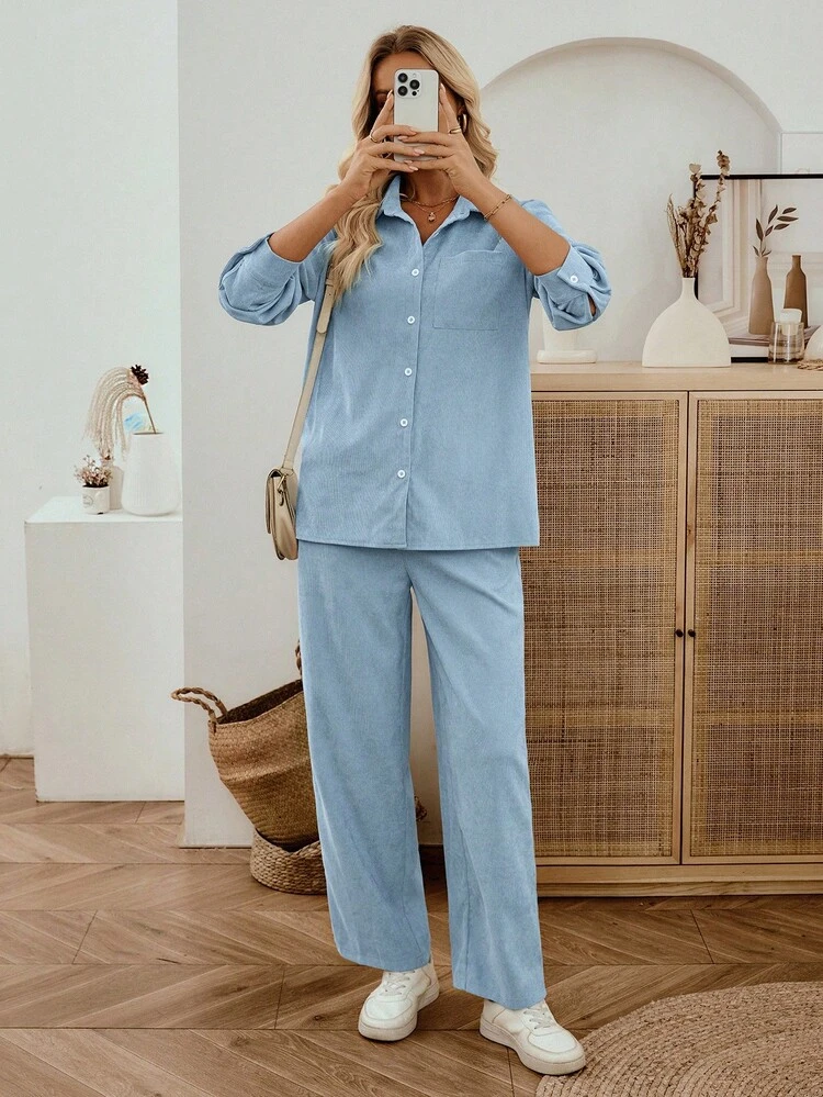 Ensemble 2 pièces femme, chemise à manches longues à poche et pantalon, couleur unie, style décontracté, bleu clair. Ensemble 2 pièces femme, tenue de détente. Ensemble 2 pièces femme en velours côtelé, vêtements d'automne pour femmes, ensembles de détente pour femmes