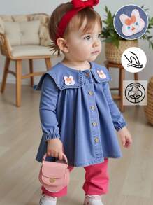 SHEIN 女宝宝牛仔连衣裙，彼得潘领设计+可爱兔子刺绣，浅蓝色长袖休闲连衣裙，简约时尚学院风，适合春秋季，常规版型 - 淺色水洗藍 - 查看 3