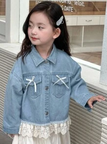 Dazy Kids 女童牛仔夹克，带领子、蝴蝶结装饰和蕾丝下摆拼接，秋季外套 - 淺色水洗藍 - 查看 6
