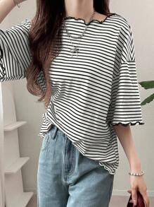 FRIFUL Áo thun nữ tay ngắn dáng rộng kẻ sọc phối màu tương phản, viền bèo lượn sóng, thích hợp mặc mùa hè, áo kẻ sọc thời trang Hàn Quốc, áo kẻ sọc dễ thương, áo kẻ sọc đen trắng. - màu đen - Xem 3