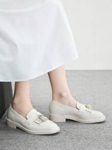 CUCCOO BIZCHIC 时尚圆头平底米色流苏金属扣乐福鞋，女士平底休闲办公鞋，女士高帮平底鞋