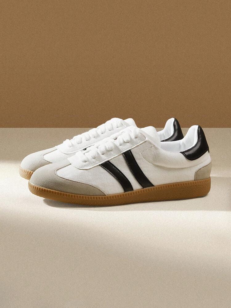 CUCCOO EASI Baskets plates décontractées à bout rond pour femmes, design patchwork. Tissu en lin respirant, chaussures blanches de sport décontractées pour un port quotidien intérieur et extérieur