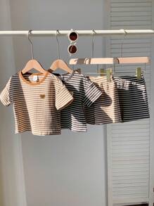 SHEIN LMoss Kids 4 件套男/女宝宝撞色条纹针织柔软圆领短袖插肩上衣和松紧腰短裤套装 - 彩色 - 查看 4