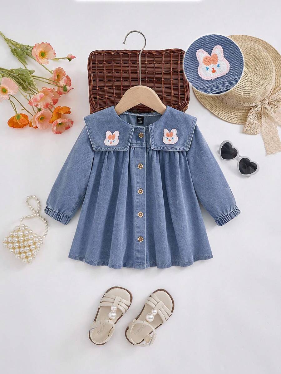 SHEIN 女宝宝牛仔连衣裙，彼得潘领设计+可爱兔子刺绣，浅蓝色长袖休闲连衣裙，简约时尚学院风，适合春秋季，常规版型 - 淺色水洗藍 - 查看 1