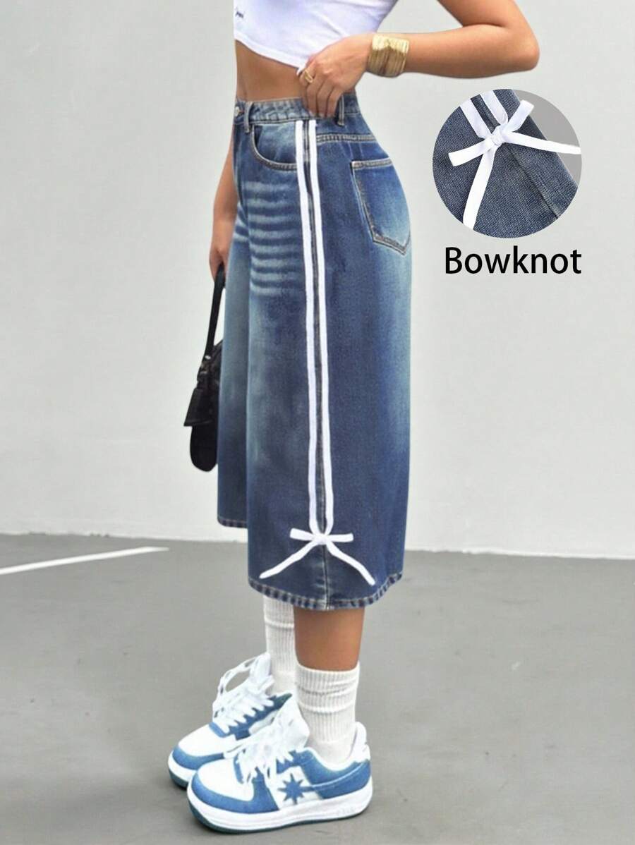 SHEIN Blugi din denim cu tiv asimetric, lungime 3/4, stil retro Y2K, stil anii '90, stil retro Y2K, cu talie joasă, cu dungi laterale și fundă, croială largă, stil vintage casual, șapte sferturi, pantaloni largi cu picior drept, pantaloni casual versatili de vară, ținute tinere și la modă, ținute pentru fete de toamnă și iarnă pentru întoarcerea la școală. - Spălare medie - Vizualizare 1