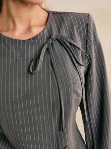 Poéselle 女款優雅灰色條紋西裝外套，適合秋季工作穿著，綁帶式不對稱門襟、肩墊、收腰修身、長袖休閒通勤冬季外套 - 灰色 - 查看 4
