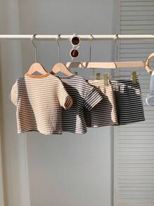 SHEIN LMoss Kids 4 件套男/女宝宝撞色条纹针织柔软圆领短袖插肩上衣和松紧腰短裤套装 - 彩色 - 查看 2