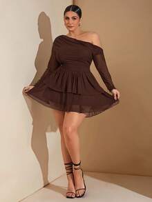 SHEIN BAE 大码优雅甜美性感女式黑色网眼不对称斜肩长袖荷叶边下摆迷你连衣裙，仙女核心连衣裙，适合情人节、夏季、生日、大码正式派对 - 咖啡棕 - 查看 4