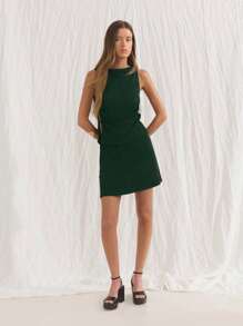 Nöista Áo không tay ôm sát, vải dệt kim co giãn mịn, cổ thuyền; chi tiết cắt xẻ bên hông; thiết kế nhẹ và thoáng khí; lý tưởng cho phụ nữ mặc đi biển, đi sân bay và mặc trong lễ kỷ niệm Pride thường ngày; trang phục thiết yếu đa năng cho mùa hè. - Màu xanh lá cây đậm - Xem 6