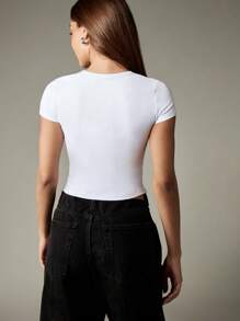 MISSGUIDED Logo Script Button Detail Crop Top White Baby Tee Y2K Fashion Short Sleeve Fitted Basic Casual Summer Cotton Jersey - White - View 2