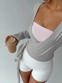 FavEase 女士粉色瑜伽健身运动系带 V 领长袖短款 T 恤，超弹柔软舒适休闲优雅百搭衣橱必备品，时尚设计春秋 - 灰色 - 查看 3