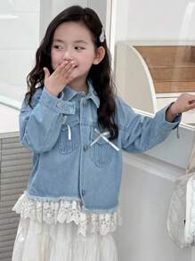 Dazy Kids 女童牛仔夹克，带领子、蝴蝶结装饰和蕾丝下摆拼接，秋季外套 - 淺色水洗藍 - 查看 5